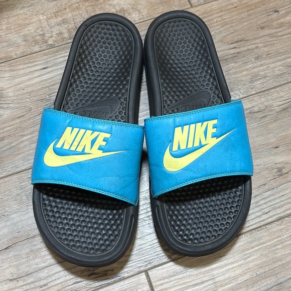 WOMAN’S NIKE BENASSI SLIDES TURQUOISE TEAL YELLOW & BLACK SIZE 11 - Picture 3 of 5